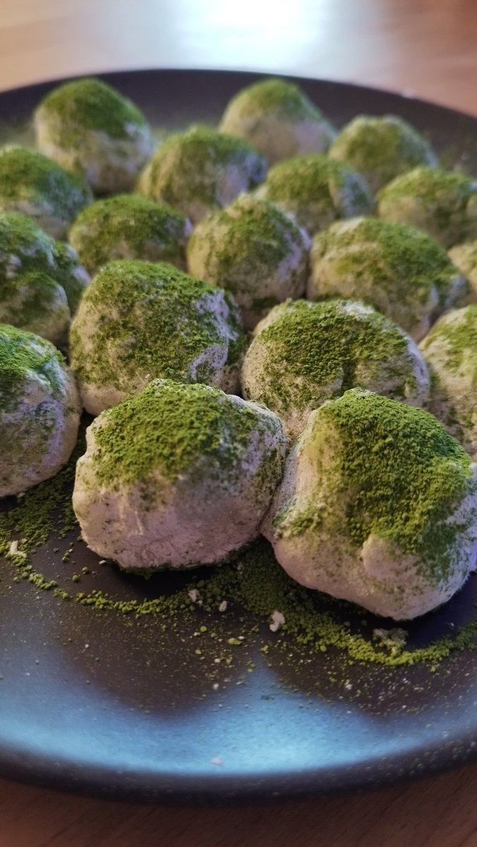 coolnat466's tweet photo. J'ai refait des mochis au matcha hier 😍!!!!! Ils sont vachement plus réussis que la dernière fois, chuis contente ! Il en reste un peu dans le frigo si jamais ça intéresse quelqu'un 😆🤭 https://t.co/bv7uzLWsgh