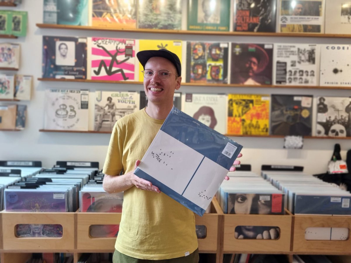 Thanks to Felbm for passing by the shop, the Dutch multi-instrumentalist returns with the conceptual album ‘cycli infini’ : a 38-minute composition of metamorphosing tape loops, musical patterns and instrumental sketches. Buy👇 strangerthanparadiserecords.com/felbm-cycli-in… @felbmsounds @Soundway