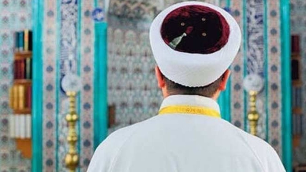 Çocuğa cinsel saldırıda bulunan imamın cezası bozuldu: 'Gönüllü vazgeçmiş'
haber.sol.org.tr/haber/cocuga-c…