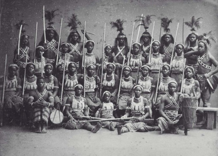 #Curiosidades 1. Las Amazonas Mino o Agojie, el regimiento militar femenino del Reino de Dahomey (hoy Benín). Desde finales del s. XVII hasta principios del XX, las tropas de élite de mujeres soldados contribuyeron al poderío militar del Reino de Dahomey. El reino, gobernado