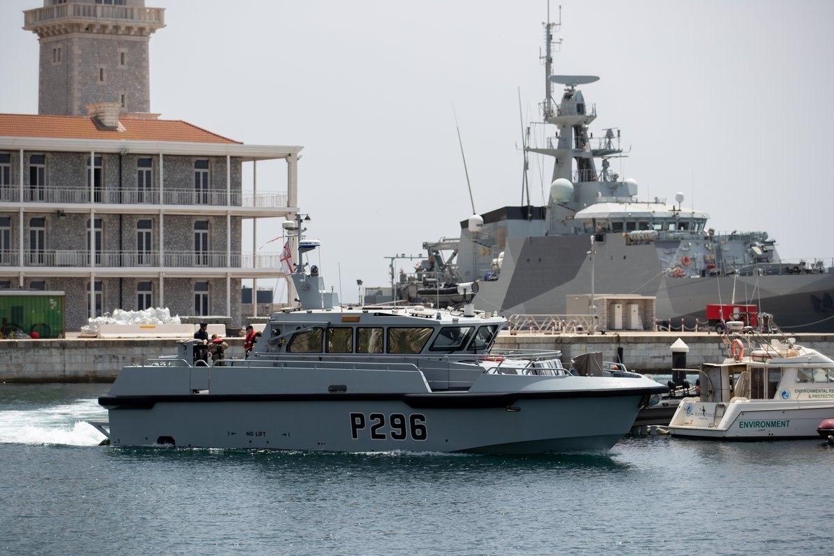 MODGibraltar's tweet photo. ⚓️@RNGibSqn bids our departing Squadron Commander a fond farewell and congratulates the newly appointed Squadron Commander, formerly HMS CUTLASS CO.

⚓️In addition to bidding farewell, we also welcome the new CO of HMS Cutlass.

@UKSTRATCOM
@NAVYNEWS
#RoyalNavy #HMSCUTLASS https://t.co/95pf4R251p