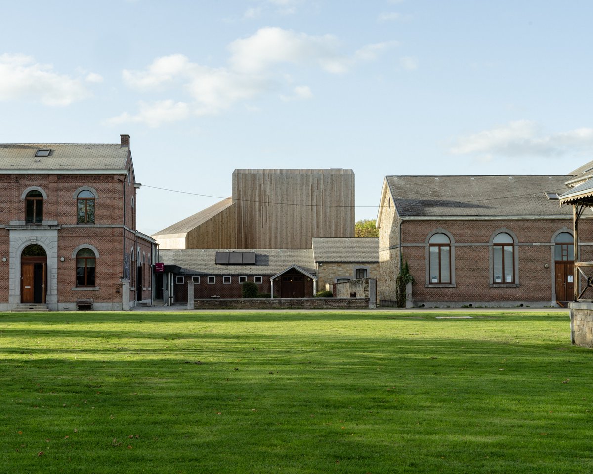 OFFRE D'EMPLOIS
On engage à Latitude 50 :
. Un.e employé.e administratif.ve temps plein
. Un.e régisseur.euse polyvalent.e mi-temps
. Un.e employé.e pour nettoyage des lieux et soutien bar à soupes/tartines mi-temps
> bit.ly/3rAwc3E
Photo : Matthieu Litt