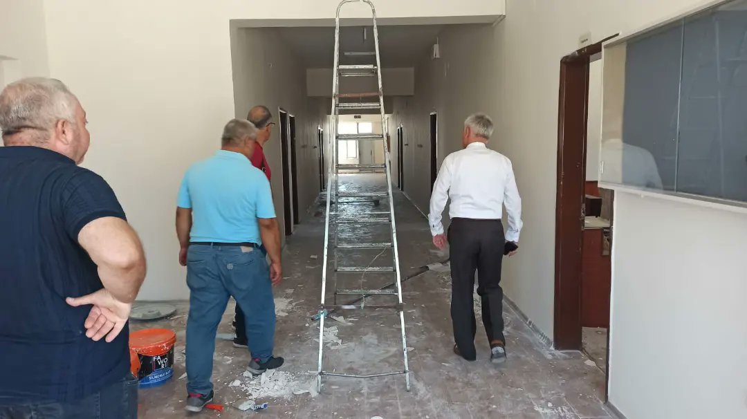 sanliurfammem63's tweet photo. 📢 Okullarımızı Onarıyor, Eğitimle Güçleniyoruz!

🔹İl Millî Eğitim Müdürümüz Fevzi Kurt, depremde zarar gören Haliliye Şehit Onur Kılıç AİHL' nin tadilat çalışmalarını yerinde inceledi.

@tcmeb 
@UrfaValiligi https://t.co/JBuVgOy7e1