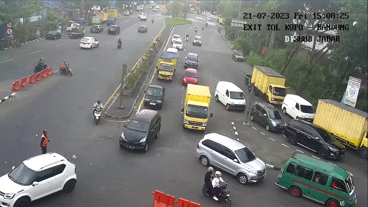dishub_jabar's tweet photo. 15:02 | Pantauan arus lalin terkini di ruas jalan exit tol #Kopo #Bandung #LalinJabar #infolalin #infoll #DishubJabar #JujurBerkendara #JujurDiJalan #jagajarak #pakaimasker #cucitangan https://t.co/9lHZWlbymT