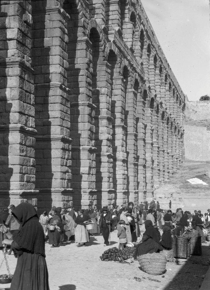 Segovia. Der römische Acueduct [El acueducto romano. Mercado].