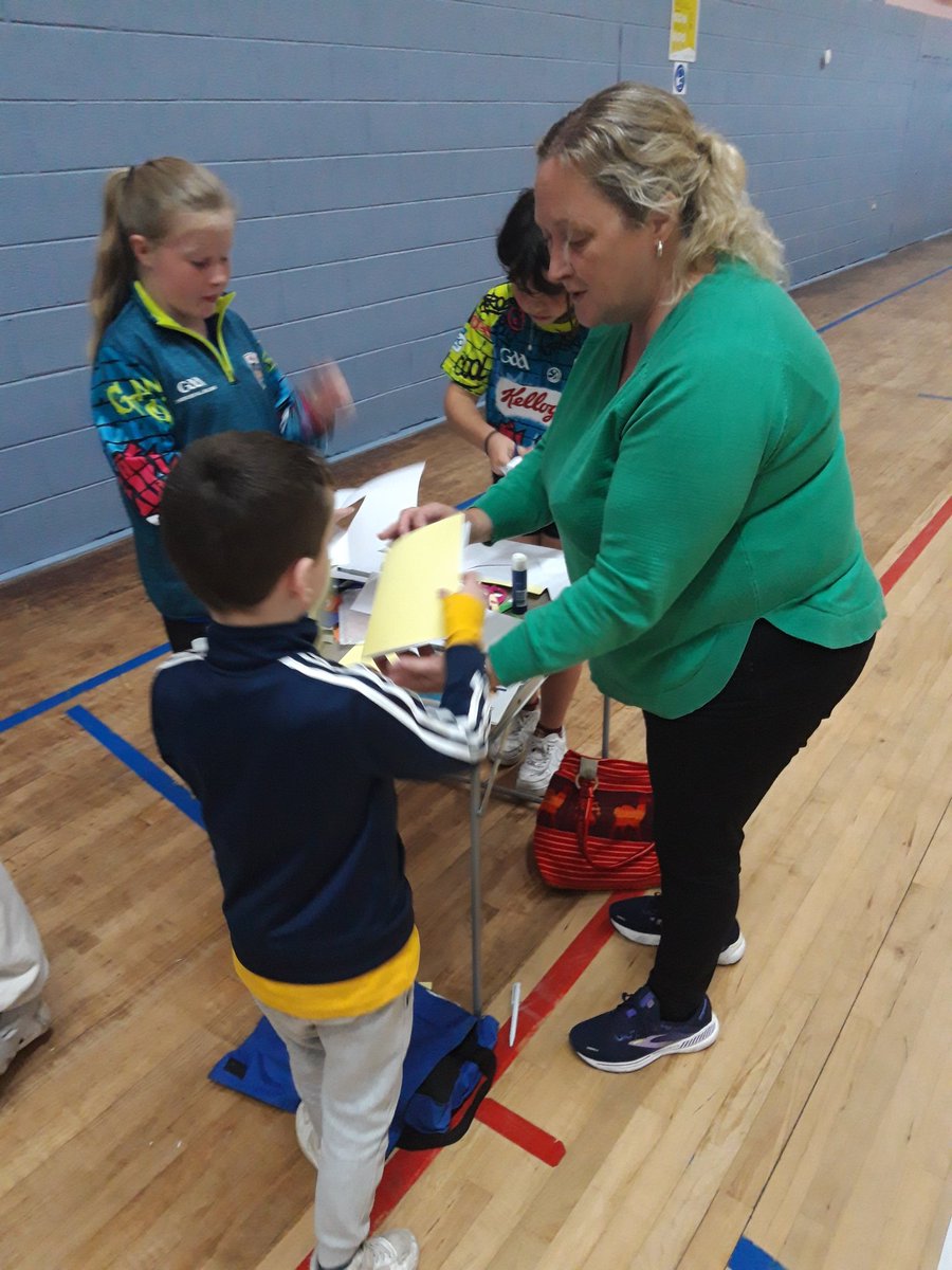 OgrasOgras's tweet photo. Ceardlann iontach Ealaíne ag Campa Thrá Lí. Brilliant Art Workshop at Tralee Ógras Summer Camp. @ForasnaGaeilge @dcediy #Ogras @PEIG_ie @RTERnaG @TG4TV @saolodheas https://t.co/p6ww2XYSKK