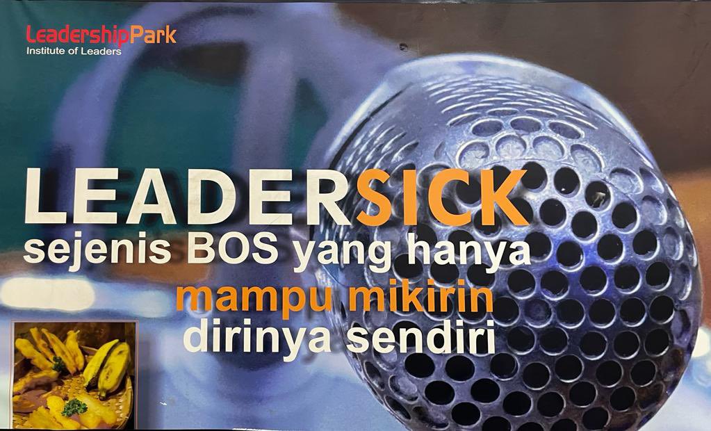 Nasib anak buahnya…. Harus pandai nginjek kaki orang 😀🫢