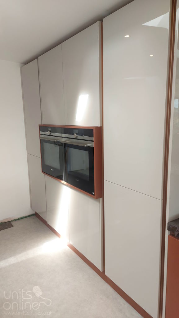 UnitsOnline's tweet image. Stunning kitchen and worktop combination!

The kitchen, in true handleless style, is the Ferro copper and Zola gloss cashmere. 

The worktop is from Dekton.  The colours are Trilium and Onirika Awake.  

#unitsonline #truehandleless #gloss #cashmere #worktops