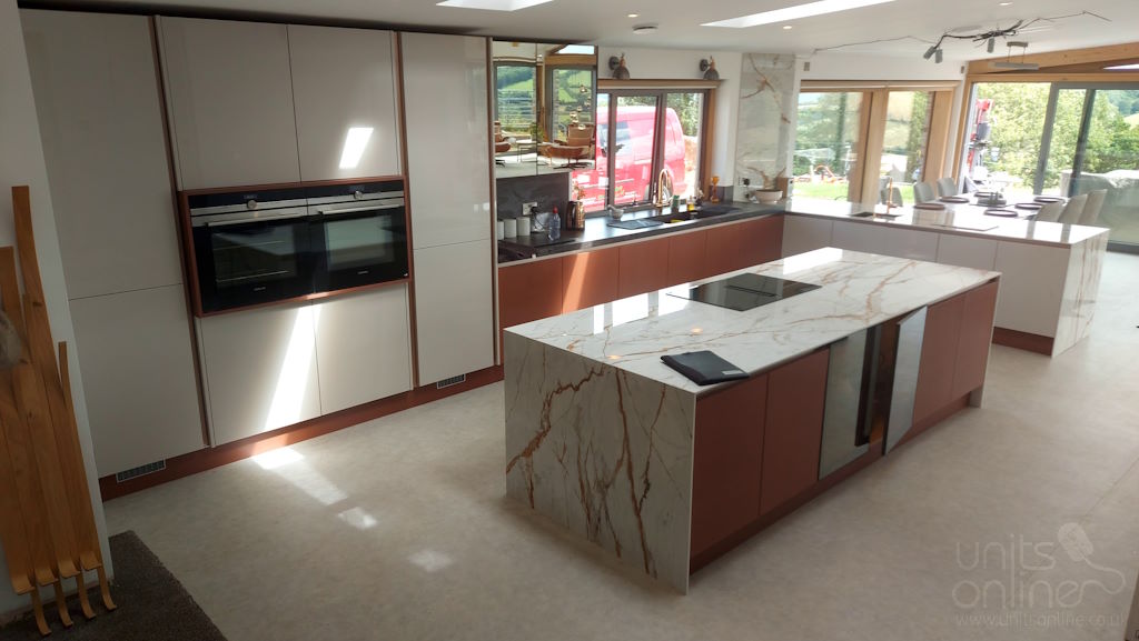 UnitsOnline's tweet image. Stunning kitchen and worktop combination!

The kitchen, in true handleless style, is the Ferro copper and Zola gloss cashmere. 

The worktop is from Dekton.  The colours are Trilium and Onirika Awake.  

#unitsonline #truehandleless #gloss #cashmere #worktops