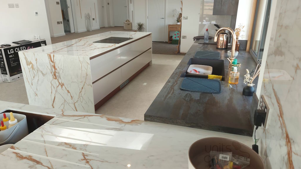 UnitsOnline's tweet image. Stunning kitchen and worktop combination!

The kitchen, in true handleless style, is the Ferro copper and Zola gloss cashmere. 

The worktop is from Dekton.  The colours are Trilium and Onirika Awake.  

#unitsonline #truehandleless #gloss #cashmere #worktops