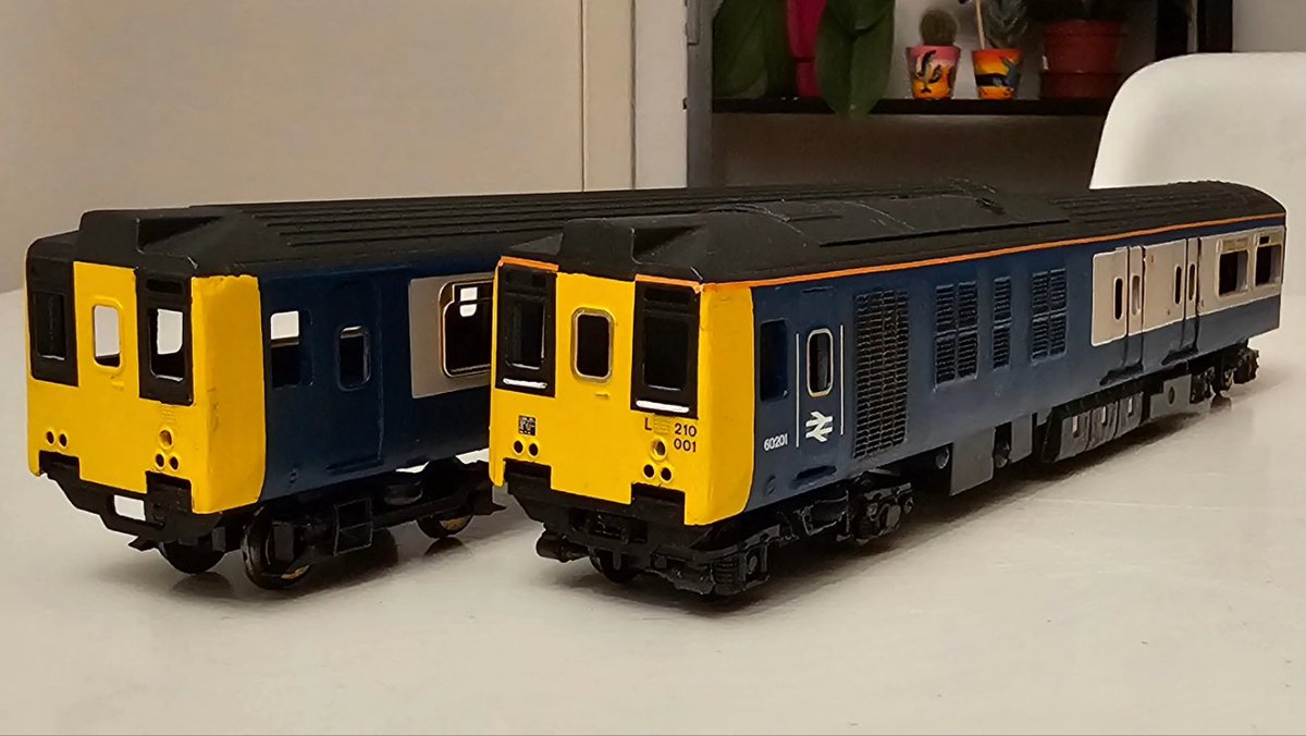 PdannyH's tweet photo. #WhatsOnTheWorkbench - #Project210 paint job is progressing well and the bulk of it is pretty much done. The Power car is finished and I've completed the lining now and added all the numbering courtesy of @railtec_models #TMRGUK #VariousMultipleUnits https://t.co/fWOV779BBA