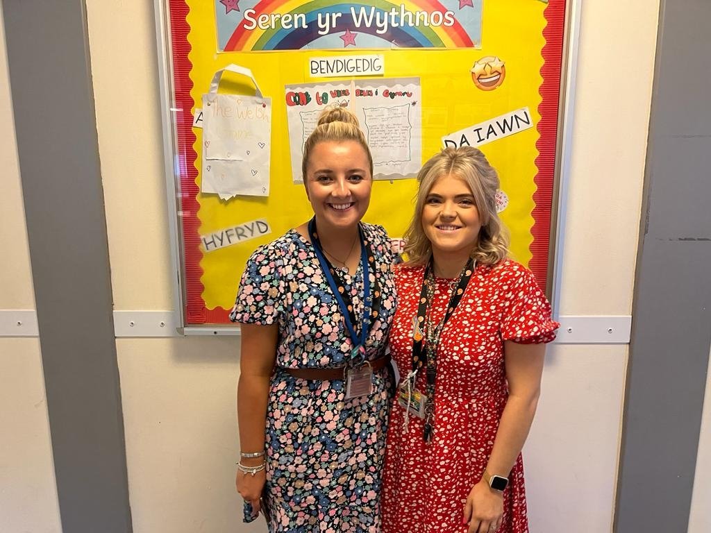 Adran y Gymraeg Hawthorn (@cymraeg_hhs) on Twitter photo Diwrnod olaf Miss Prosser <a href="/MissJProsser/">Miss Prosser</a> heddi. Mor drist i dy weld yn mynd. Byddi di'n golled mawr ond yn gaffaeliad i <a href="/penydrecymraeg/">Pen Y Dre Cymraeg</a>! Diolch am bopeth! Miss Prosser's last day today. So sad to see her go. You will be a huge loss but an asset to Pen y Dre. Thanks for everything! Diwrnod olaf Miss Prosser <a href="/MissJProsser/">Miss Prosser</a> heddi. Mor drist i dy weld yn mynd. Byddi di'n golled mawr ond yn gaffaeliad i <a href="/penydrecymraeg/">Pen Y Dre Cymraeg</a>! Diolch am bopeth! Miss Prosser's last day today. So sad to see her go. You will be a huge loss but an asset to Pen y Dre. Thanks for everything!