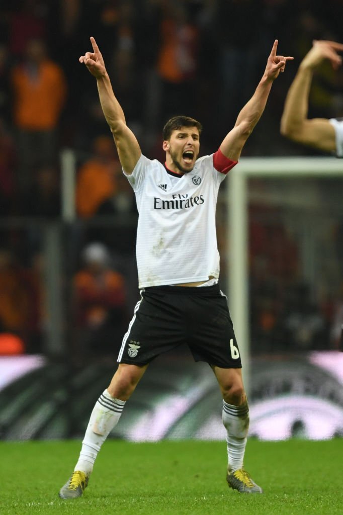 António Silva

Posição: Defesa Central
Formação: Benfica
Número: 66
Estreia oficial: Bessa
Estreia como capitão: 19 anos 

Rúben Dias

Posição: Defesa Central
Formação: Benfica 
Número: 66 (mudaria para o 6)
Estreia oficial: Bessa
Estreia como capitão: 21 anos