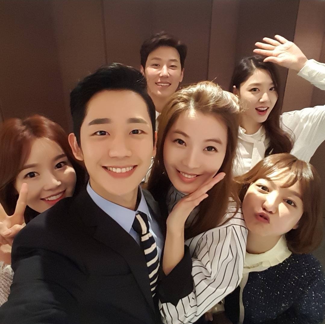 agnz4haein's tweet photo. D-5 to #JHI_10TH
haein with the cast members of #YeahThatsHowItIs
#JungHaeIn #정해인 https://t.co/jnSQe63wy7