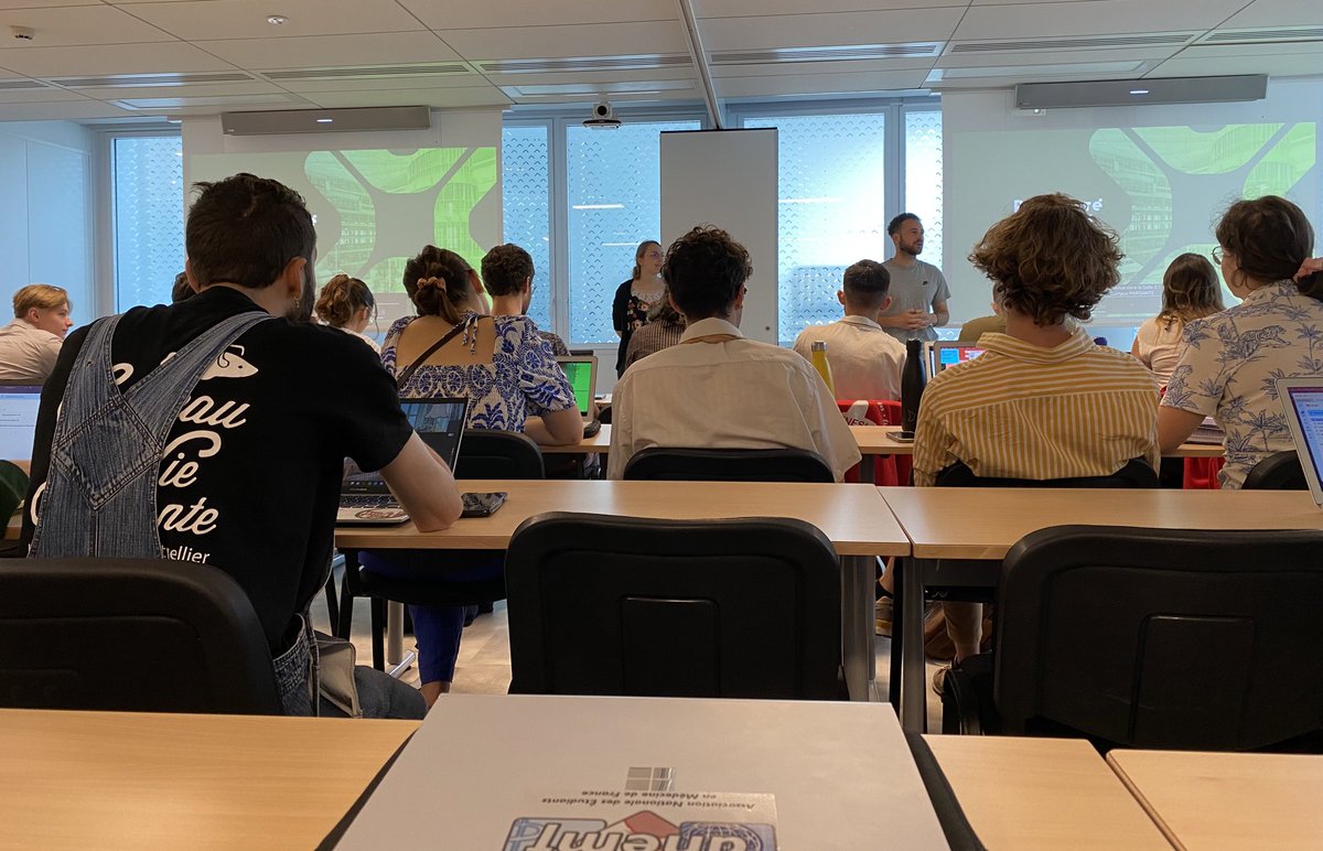 Ouverture du séminaire #santé de <a href="/La_FAGE/">FAGE</a> à <a href="/PariSanteCampus/">PariSanté Campus</a> par une formation sur le #numérique en santé par <a href="/Clemence_Cha/">Clémence Chabrier</a> et <a href="/Eliza_Rgnr/">Eliza Régnier</a>