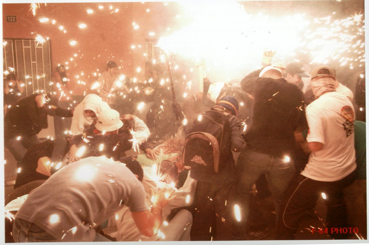 ArxiuSalt's tweet photo. 27/07/2003
🎆🔥Correfoc dels @pereboterosalt amb una altra colla convidada. El correfoc recorregué el carrer Major, pl. del Pi, carrer Llarg i finalitzà a la pl. de la Vila.
Autoria F-64 PHOTO
#viladesalt #saltgirona #festamajor #FMSalt https://t.co/rTRy7kJRAf
