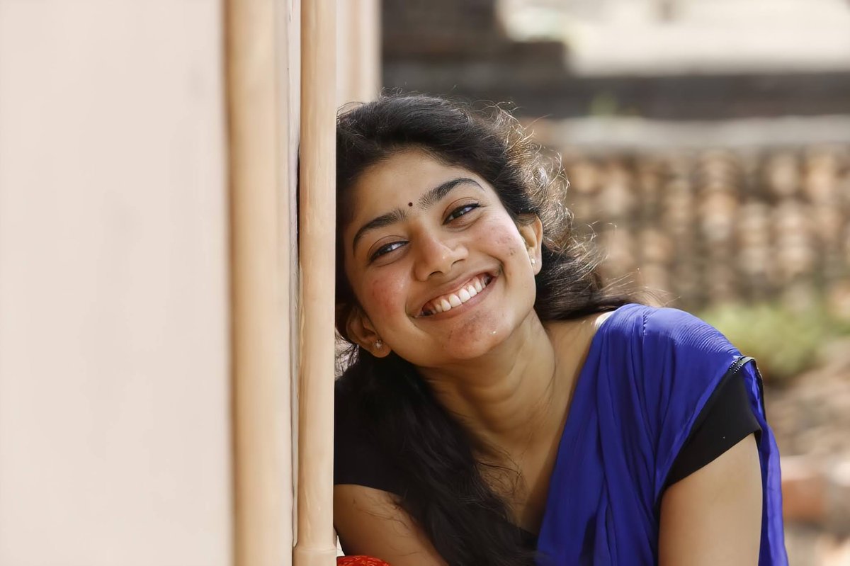 SaiPallavi_FG07's tweet image. Tq @sekharkammula sir For introducing A GEM @Sai_Pallavi92 ❤️into our TFI &amp;amp; giving Iconic roles to her in #Fidaa &amp;amp; #LoveStory ! Forever Indebted to You!🛐

BHANUMATHI will be Remembered Forever !!! 🥹❤️ 

#6YearsforFidaa #SaiPallavi #6YearsofSaiPallaviinTFI