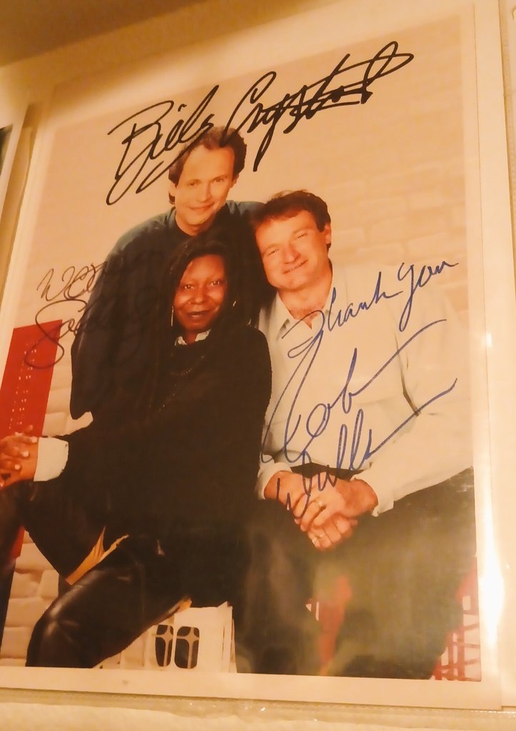 RT @PoeticSoul8615: @ReineM This may be my favorite Autograph:
Billy Crystal
Whoopi Goldberg
Robin Williams https://t.co/Z5uwe4wx0f