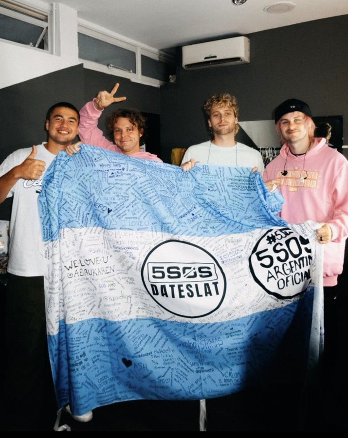 Oficial5SOSARG's tweet photo. 2017   /  2023

Hope to see you soon 🩷🩷 https://t.co/LQyvnh4zW1