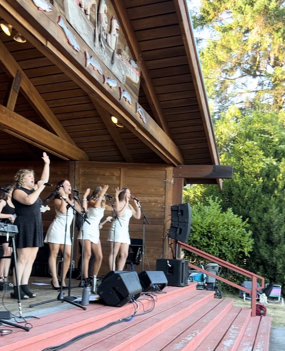 Massive crowds tonight for The Midnights - the last band in our 2023  “concert on the lawn” series at ⁦<a href="/GovHouseBC/">Government House</a>⁩ - thank you!