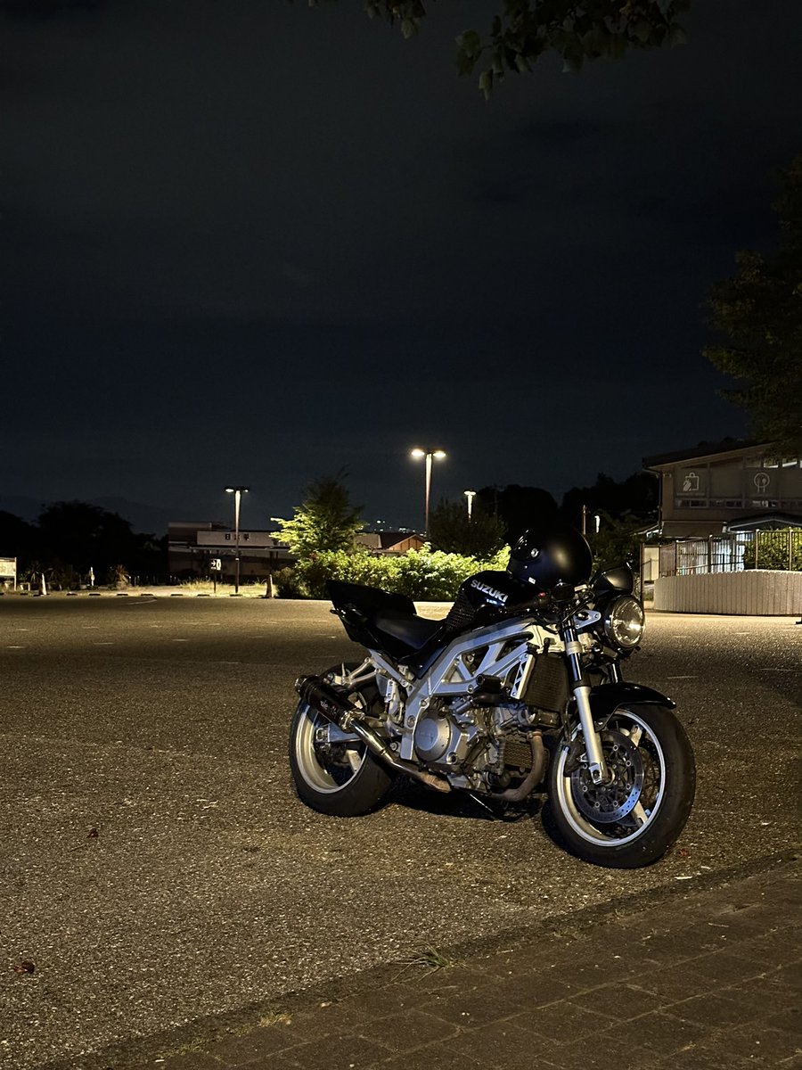 ID24_7's tweet photo. SV、走行距離100,000km達成です🎈
約23,000kmで買って4年、自分で走ったのは77,000km程。
お山で遊んだり、東北までツーリングしたりとなんでも使える良いバイクです。
まだもう少し頑張ってもらうとします🛵
#SV1000n #SV1000s https://t.co/UbZrcxSqZw