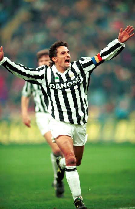 Oversized kits untucked of the 90s were special kind of cool. #Juventus . https://t.co/nK2Hrv8pQ7