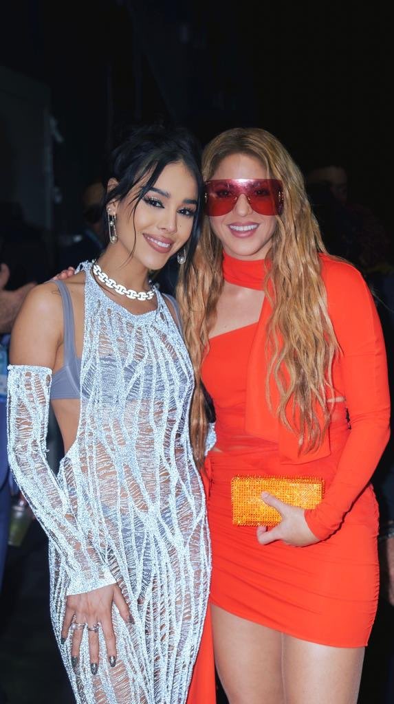 RT @shakirastuff_: Shakira and Danna Paola at the #PremiosJuventud tonight! https://t.co/8W5P5wqTXi