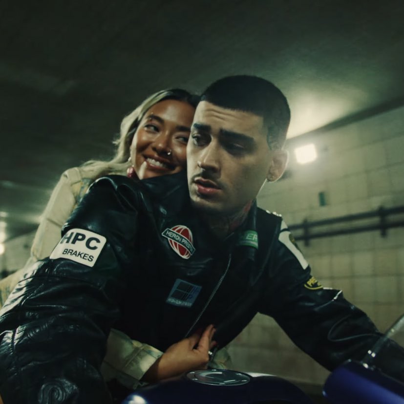 lovetaydua's tweet photo. GIRL I’D BE SMILING LIKE THAT TOO IF I’D GET PAID JUST TO KISS AND TOUCH ZAYN MALIK 😭😭😭😭 #LoveLikeThis https://t.co/AGLUkOcnUW