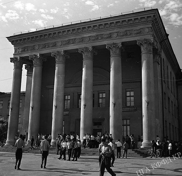 Общий вид здания Кыргызского национального аграрного университета им.К.И.Скрябина.  Г.Фрунзе,  1966 год.