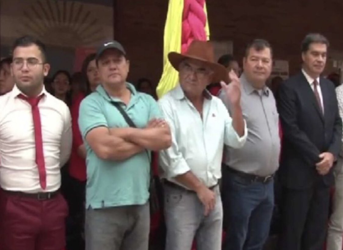 Jofa2010's tweet image. De derecha a Izquierda Jorge Capitanich, Emerenciano Sena, Osmar Quintín Gómez y el último César Sena .
De la lista del Frente Chaqueño, hay tres detenidos por el asesinato a Cecilia y el otro está detenido por abuso sexual y amenazas . Esta es una radiografía del Kirchnerismo