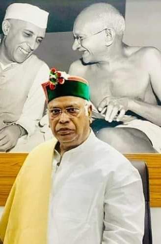 भारतीय राष्ट्रीय कांग्रेस के अध्यक्ष आदरणीय श्री मल्लिकार्जुन खड़गे जी को जन्मदिन की अशेष शुभकामनाएं। ईश्वर से आपके उत्तम स्वास्थ्य एवं दीर्घायु जीवन की प्रार्थना करता हूँ।आपकी अध्यक्षता में कांग्रेस 2024 में देश अपनी सरकार बनाएगी,हमें आप पर गर्व हे 

#MallikarjunKharge <a href="/kharge/">Mallikarjun Kharge</a>