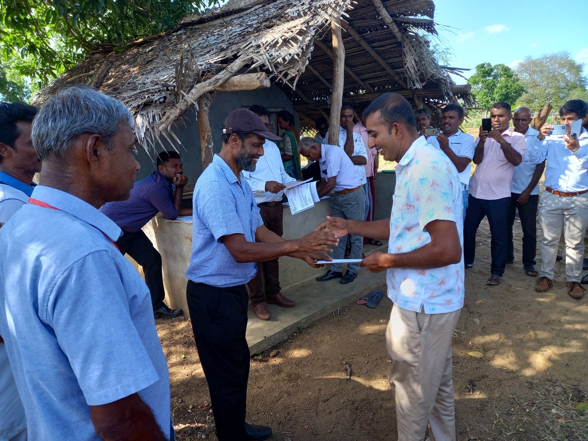 manojin911's tweet photo. Training Hambanthota District #TJCmango farmers on better cultivation & orchard management practices. #FoodLossMitigation @TalkEconomicsSL @ACIARAustralia @IDRC_CRDI @UPeradeniya @WYBofficial #OpenUnivercity #LankaFruit #LFVPPEA #EllawalaHorticulture https://t.co/GPSzCUuc2C