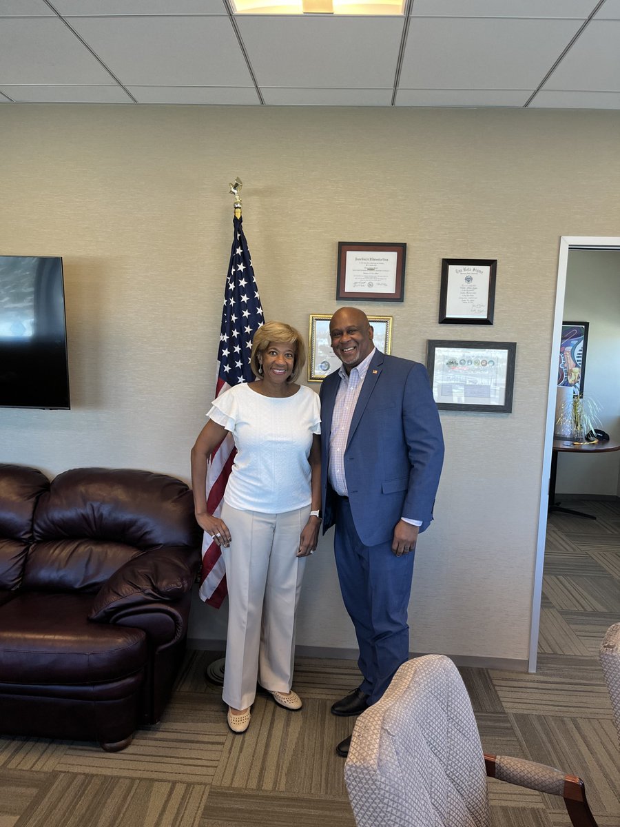 GreggBTaylor's tweet photo. I met with N. Las Vegas Mayor Pamela Goynes-Brown today. She is the 1st black mayor EVER in Nevada. We shared ideas and discussed collaboration. No talk of Party...only about People. I'm running for State Senate in 2024. This is the way forward. Do you Have the Courage to Change? https://t.co/dhLl45uXxQ