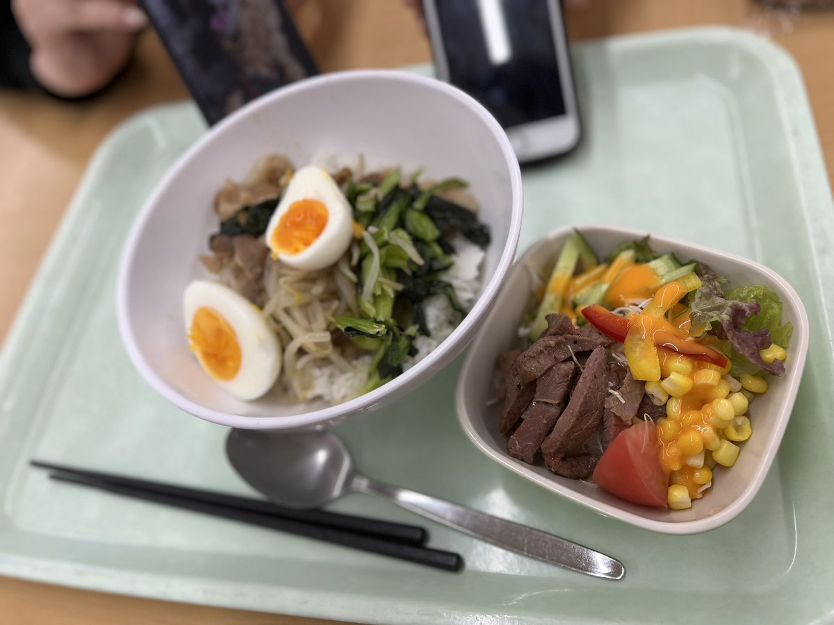 こんにちは。お久しぶりです！ 本日は、この後12号館リブレでミーティング！ 夏休みのオープンキャンパスについての打ち合わせを行います。 画像は中の人の昼食！何か可愛いものが写り込んでいる気がしますが…。 (Twitter担当K) #京都外大 #kufs #学食 #旅プレ #ワンプレートから世界へ