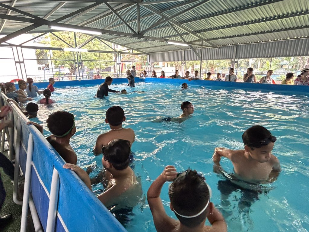 Survival swim instruction of children is an effective #drowningprevention strategy, and (with @BloombergDotOrg support) the govt of Viet Nam has rolled out training to high-burden provinces.