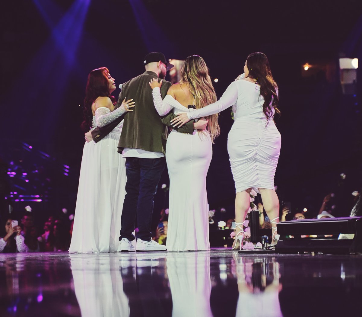 Univision's tweet photo. #Chiquis, #JacqieRivera y #JenickaLopez tuvieron un momento único, lleno de mucho amor, dedicado hasta el cielo. ✨🦋 #PremiosJuventud https://t.co/AiHtLQQp06