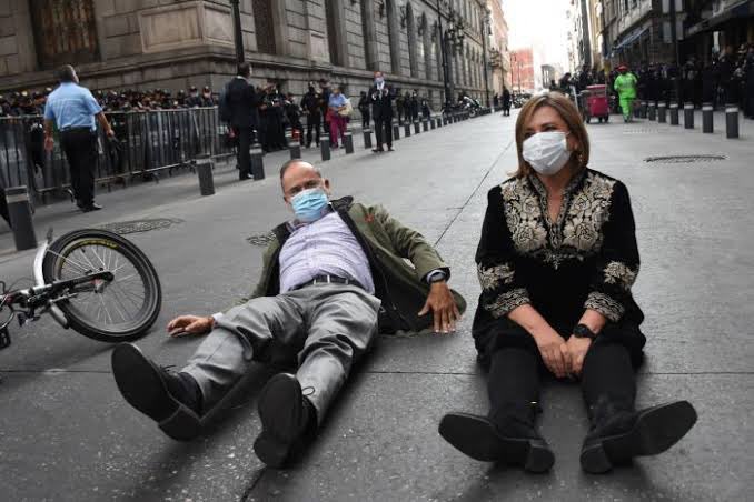 BillMcCanne8n's tweet photo. En serio hay quien  apoye a estos payasos y ridículos?.. En serio cree la Botarga @XochitlGalvez que puede llegar a ser presidenta de Mèxico? 😎
#XochitlCorrupta https://t.co/MXhc7bOL8B