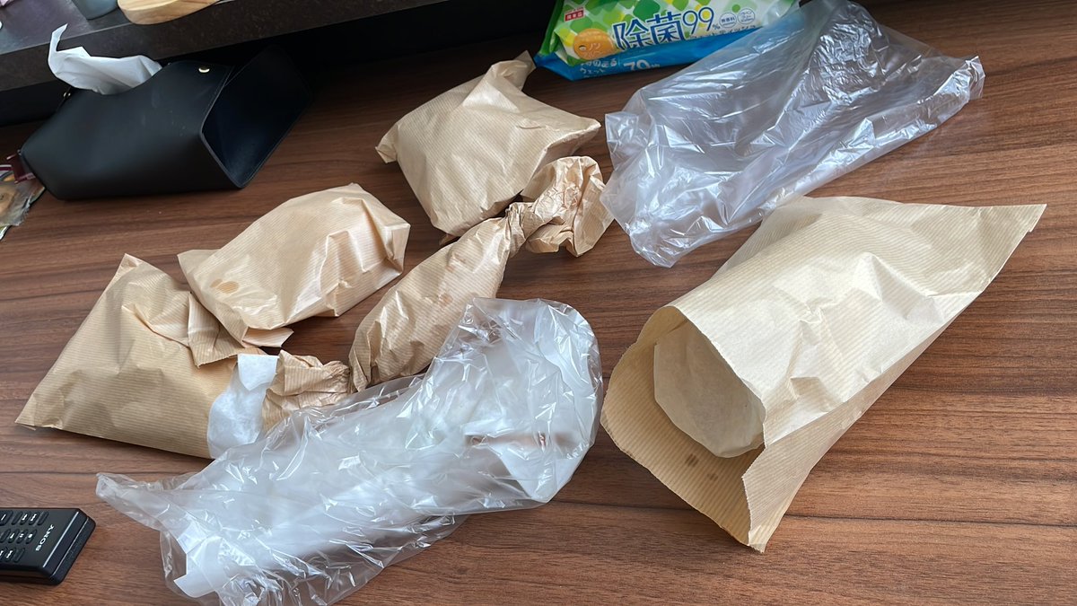 salaughki365's tweet photo. メンタル維持が追いつかないため、ココ最近は食べたいと思った時に食べたいものを好きなだけ食べることにしてる。

今日は好きなパン屋さんで3000円分くらい買ってきて、貪り食ってる(ง  ᵕωᵕ)ว♪ https://t.co/n9NXeFYeh4