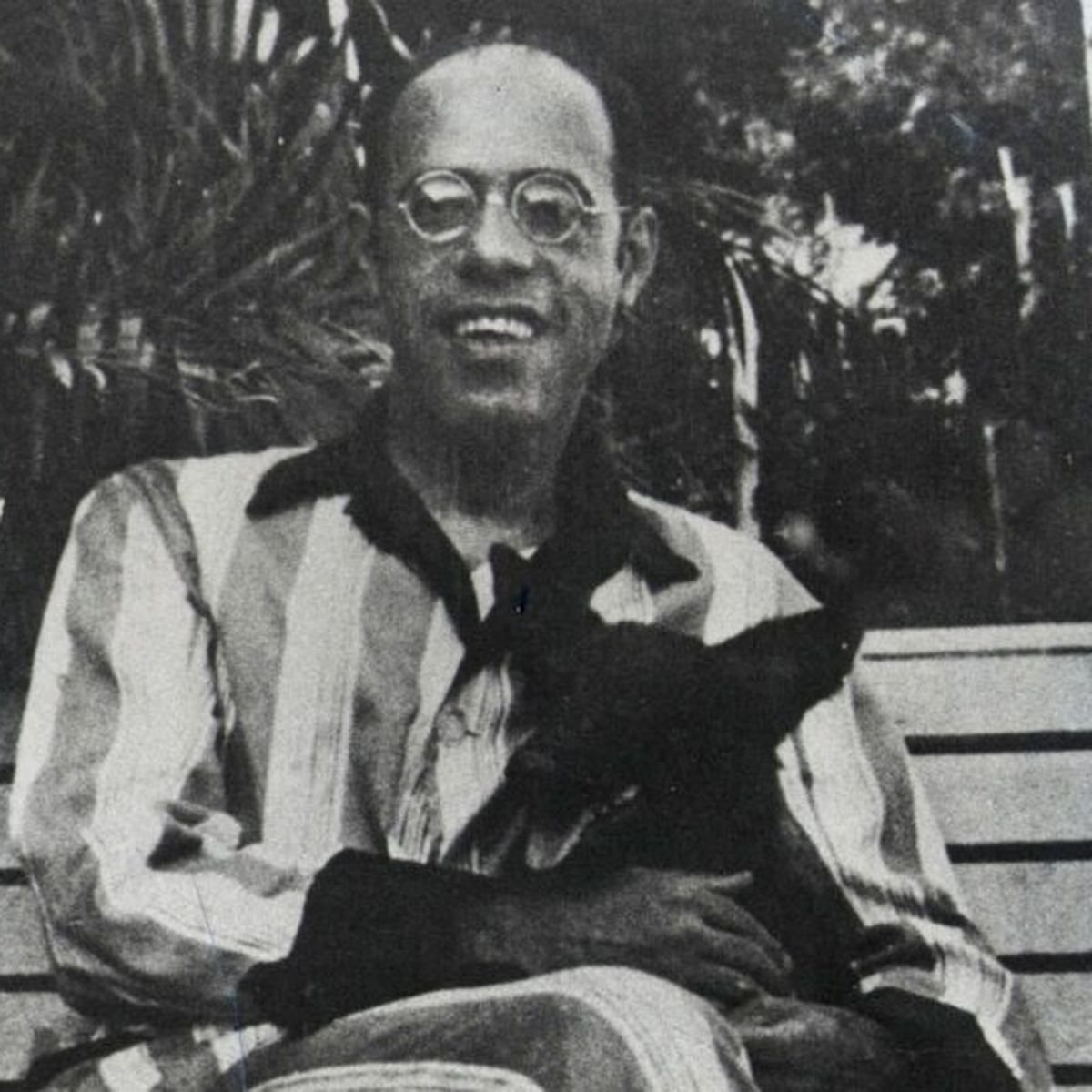 takemeout's tweet photo. escritores brasileiros que eu demorei ANOS pra descobrir que eram negros: Machado de Assis e Mário de Andrade

eles estão entre os autores das maiores obras do país, e ambos representados (no cinema e na pintura de retratos e etc) várias vezes como brancos https://t.co/DIJDAoIRJ3
