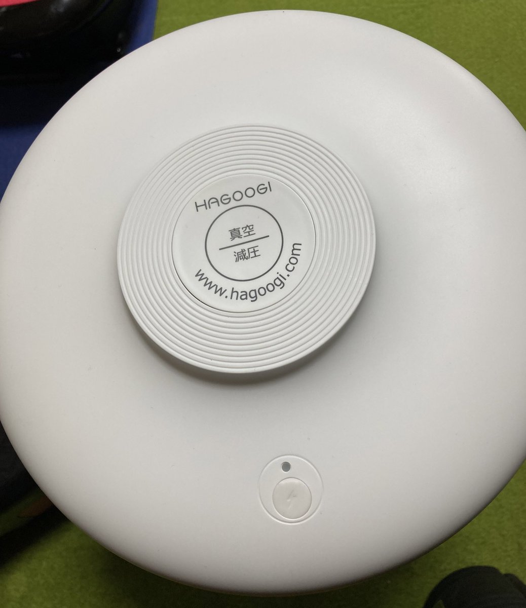 papico_03_22's tweet photo. HAGOOGIの真空フードストッカーを買った！
公式で半額だったのでポチッと。
充電式で蓋のスイッチ押すと簡単に真空になる。パピコのフード4キロと2キロがすっぽり。
私の玄米2キロも入れても余裕があるからオヤツも入れよっかな😊

ちょっと夏バテなパピコさん
＃アメリカンコッカースパニエル https://t.co/6orc4xIe1l