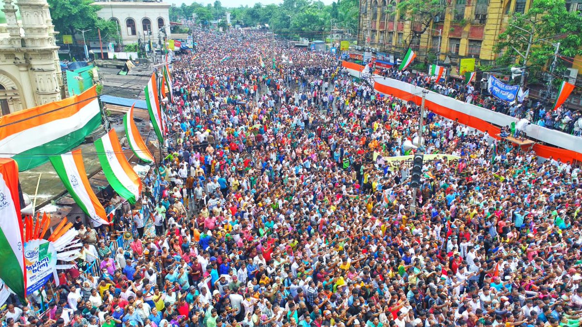 mla52sabina's tweet photo. We come together today to honor the 13 heroes who bravely stood up to injustice and persecution. Every Bengali will always carry the memory of their sacrifice in their hearts. #ShahidDibas https://t.co/SJgTWH9Iuu
