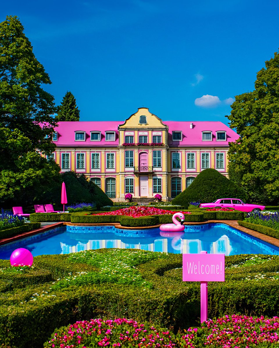 Fotomontaż z okazji premiery filmu Barbie w Polsce. Grafika przedstawiająca Pałac Opatów w gdańskim Parku Oliwskim, przerobiony na różową willę dla lalki Barbie.