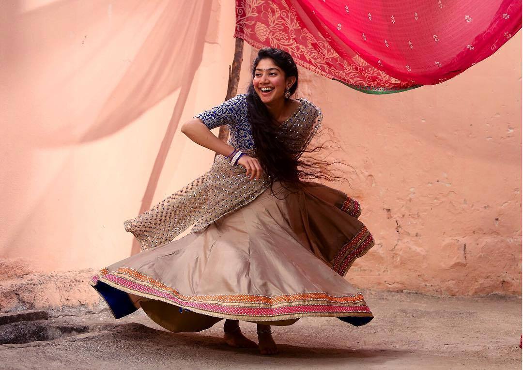 Durga_89's tweet image. Six years since we witnessed the magic of #SaiPallavi 👑😍🧿 ma'am as Bhanumathi ❤️ 
#6YearsOfFidaa 
#6YearsOfSaiPallaviInTFI 
@Sai_Pallavi92 ❤️🙏 
@IAmVarunTej  @sekharkammula @shakthikanth  @SVC_official  
Bhanumathi Okaate Piece Hybrid Pilla 🤗