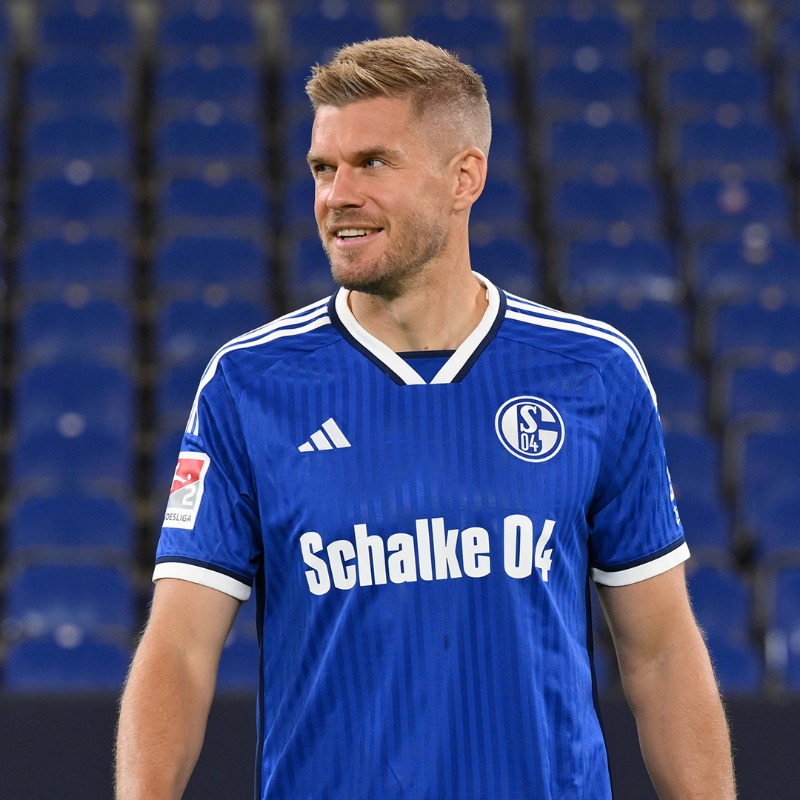 s04's tweet photo. #S04-Update: Simon Terodde ist neuer Mannschaftskapitän des FC Schalke 04 ©️

Seine Stellvertreter sind in folgender Reihenfolge: Marcin Kaminski, Dominick Drexler und Ralf Fährmann.

Mehr zur Entscheidung gibt's auf https://t.co/tgdrSrMRHZ ⤵️