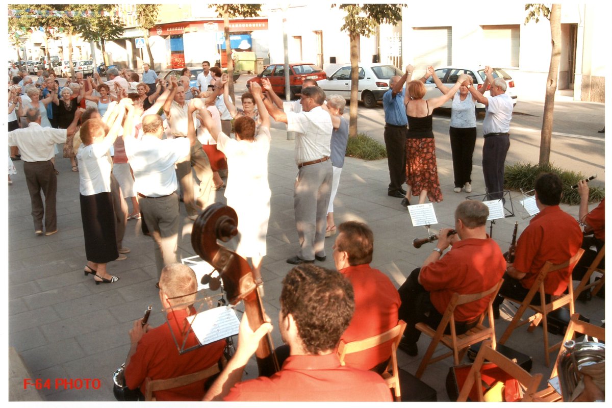 ArxiuSalt's tweet photo. 23/07/2003
⭕️Audició de sardanes al pg. Ciutat de Girona, a càrrec de la cobla Foment de la Sardana
Autoria F-64 PHOTO
#viladesalt #saltgirona #festamajor #FMSalt #sardanes https://t.co/DXu9jzt6Xp