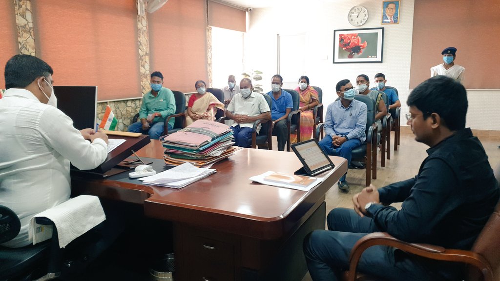 DC_Palamu's tweet photo. आज अपने कार्यालय कक्ष में #जनता_दरबार के माध्यम से आमजनों की समस्याएं सुनी, आवश्यक कार्रवाई हेतु संबंधित पदाधिकारियों को आवेदन अग्रसारित कर कार्रवाई करने का दिया निदेश।
@jhar_governor 
@JharkhandCMO 
@prdjharkhand https://t.co/YBAbkyY9Kc