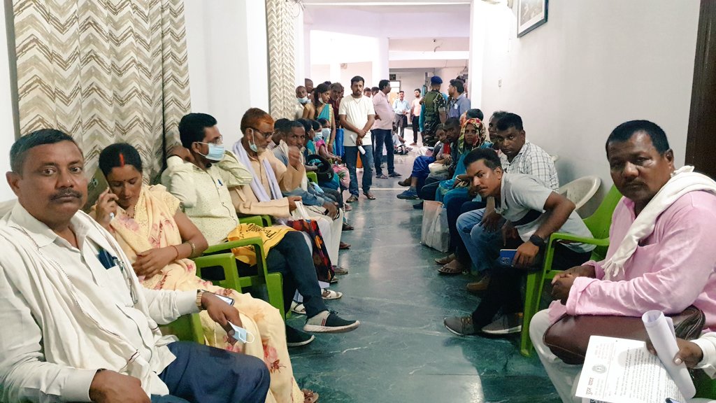 DC_Palamu's tweet photo. आज अपने कार्यालय कक्ष में #जनता_दरबार के माध्यम से आमजनों की समस्याएं सुनी, आवश्यक कार्रवाई हेतु संबंधित पदाधिकारियों को आवेदन अग्रसारित कर कार्रवाई करने का दिया निदेश।
@jhar_governor 
@JharkhandCMO 
@prdjharkhand https://t.co/YBAbkyY9Kc