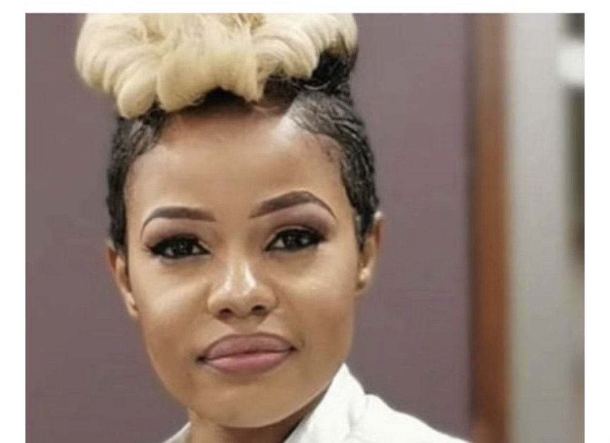 Bathi uthi people change hairstyles but yena she’s been a Rooster 🐓 for years  😂😂😂😂😂😂🙆‍♀️🙆‍♀️🙆‍♀️
#SenzoMeyiwaTrial
