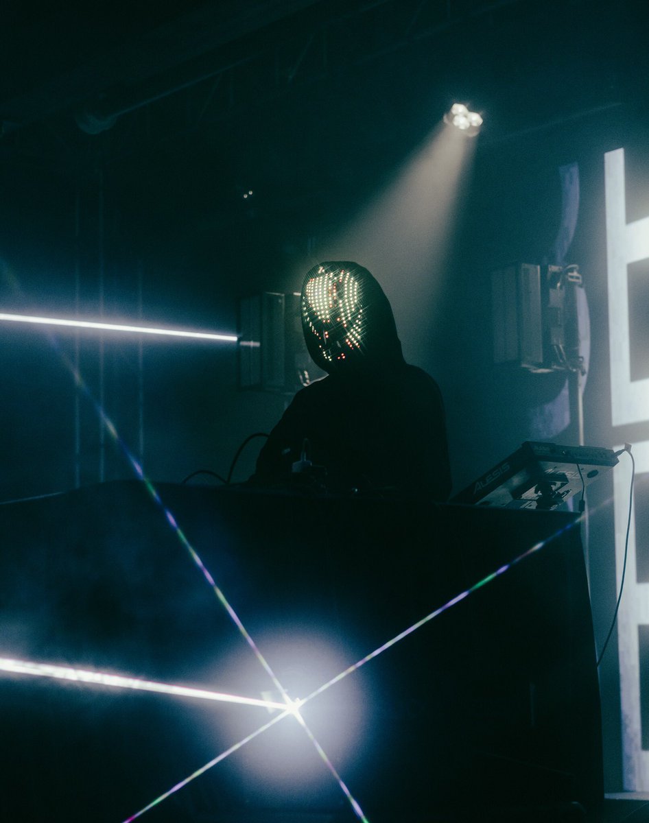 losControlmusic's tweet photo. When the lights go down, the music takes over, and the crowd becomes one harmonious voice! https://t.co/wC9CEOzB23