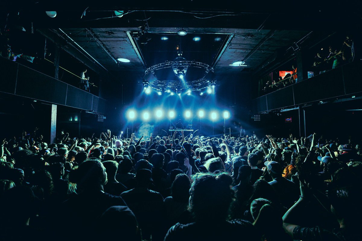 losControlmusic's tweet photo. When the lights go down, the music takes over, and the crowd becomes one harmonious voice! https://t.co/wC9CEOzB23